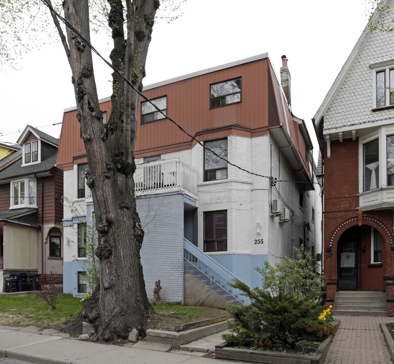 255 Dovercourt Rd in Toronto, ON - Building Photo