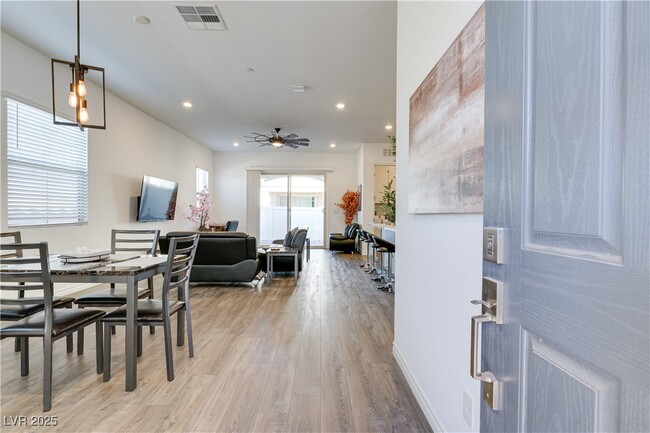 209 Coltrane Cyn Ave in Henderson, NV - Foto de edificio - Building Photo