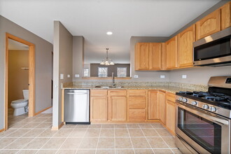 568 Lincoln Station Dr in Oswego, IL - Building Photo - Building Photo