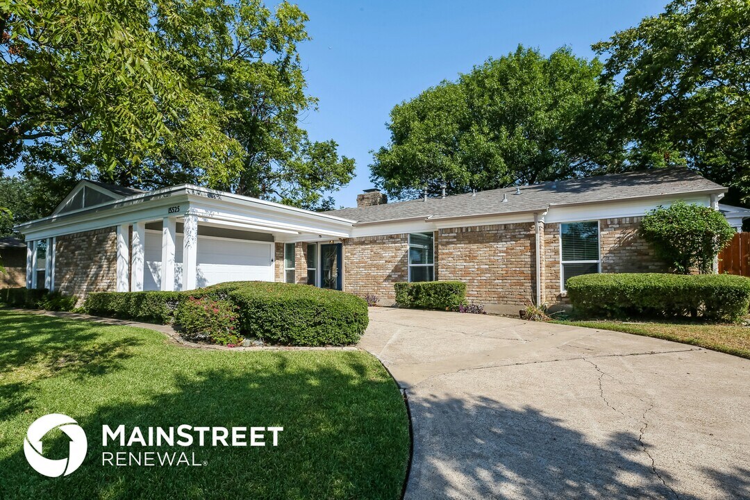 15525 Earlport Cir in Dallas, TX - Building Photo