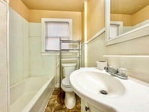 162 W Faust St in New Braunfels, TX - Building Photo - Building Photo
