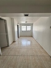 300 NE 1st Ct in Hallandale Beach, FL - Building Photo - Building Photo