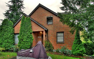 19614 15th Avenue Northeast, Unit C in Shoreline, WA - Building Photo