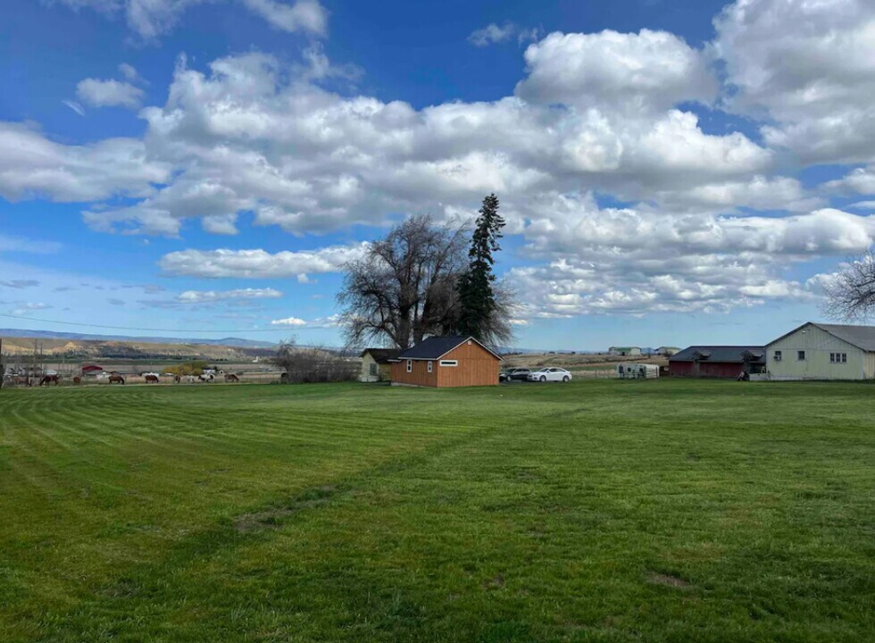810 Watt Canyon Rd, Unit RV2 in Thorp, WA - Foto de edificio
