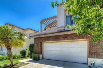 933 S Lone Pine Ln in Anaheim, CA - Foto de edificio - Building Photo