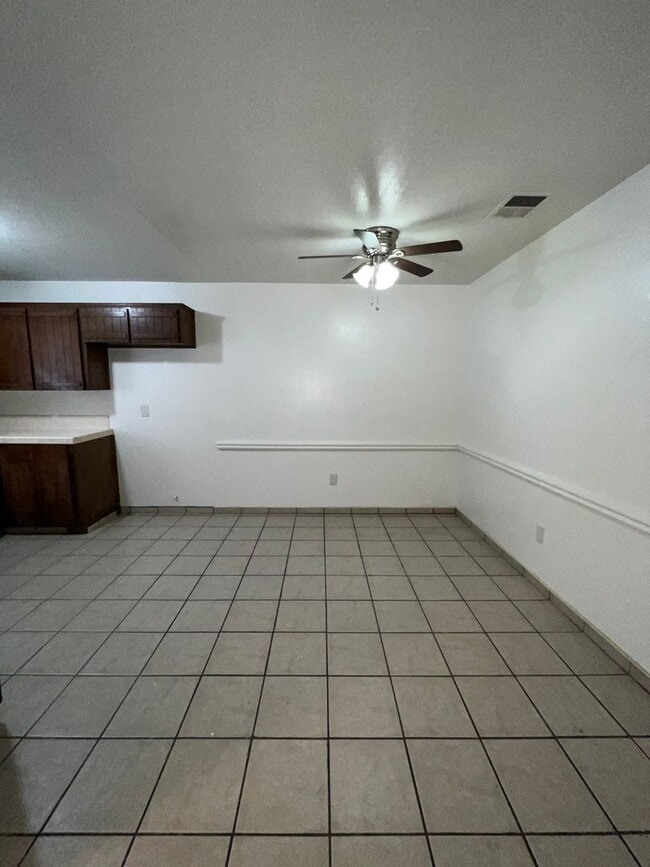 800-802 W Pleasant Ave in Tulare, CA - Building Photo - Building Photo