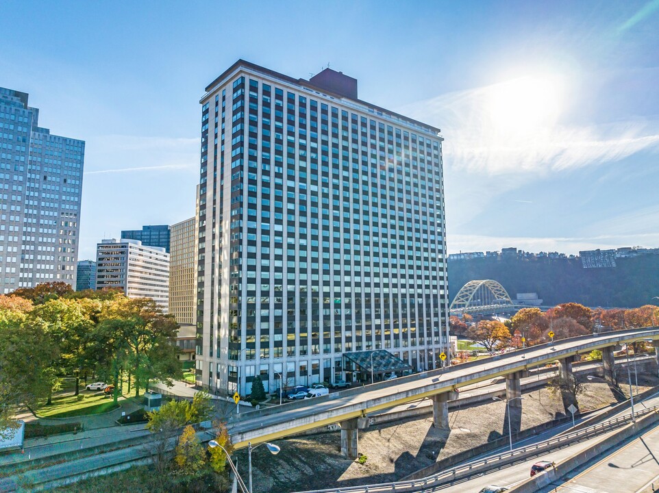 320 Fort Duquesne Blvd, Unit 4E in Pittsburgh, PA - Building Photo