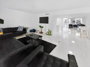 8401 W Sample Rd in Coral Springs, FL - Building Photo - Building Photo