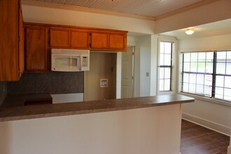 1003 E Alamo St in Brenham, TX - Building Photo - Building Photo