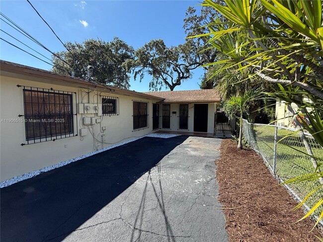 1048 NW 32nd Pl in Miami, FL - Building Photo - Building Photo