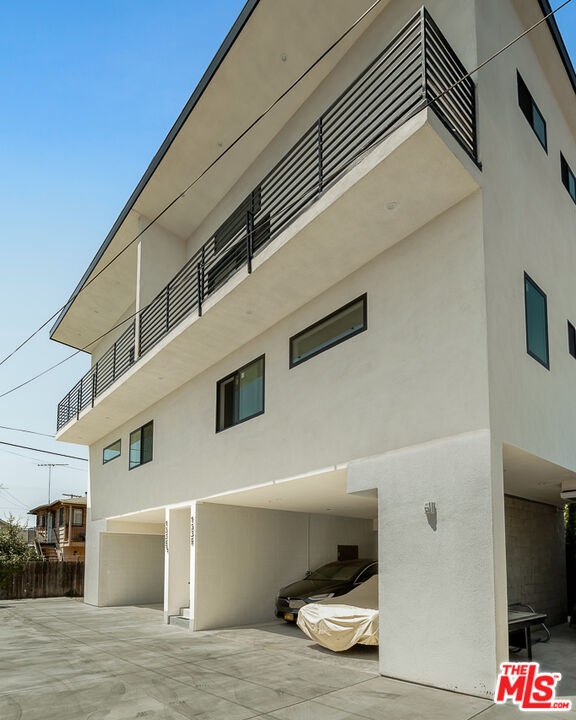 property at 1339 N Kenmore Ave