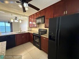 110 Lake Emerald Dr in Oakland Park, FL - Building Photo