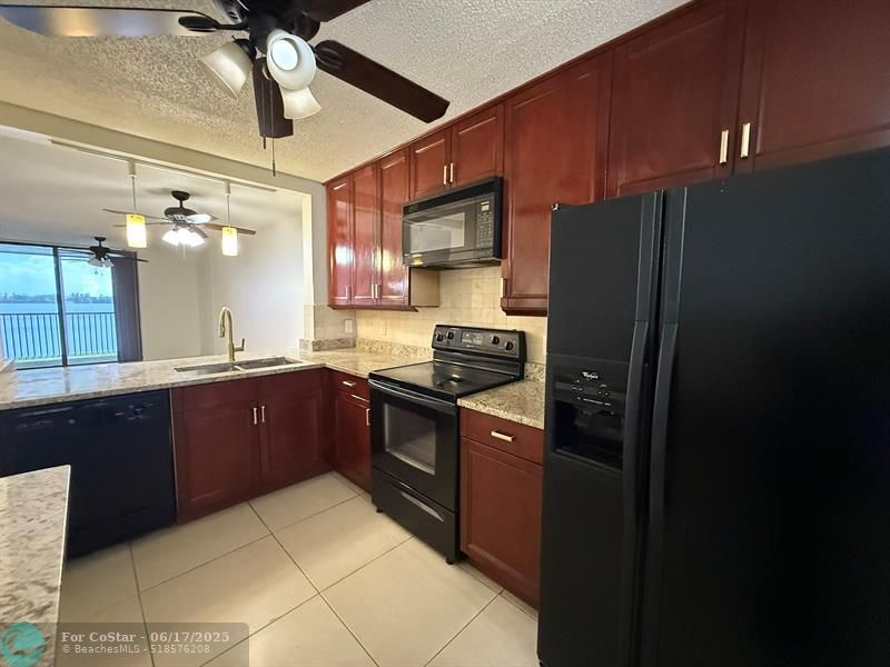 110 Lake Emerald Dr in Oakland Park, FL - Building Photo