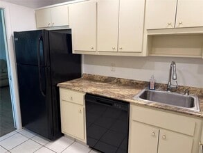 245 Center Rd, Unit 103 in Venice, FL - Building Photo - Building Photo