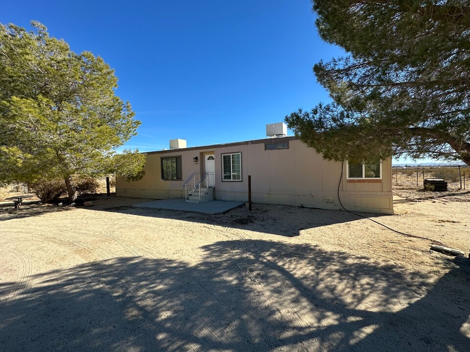 2508 Brown Rd in Inyokern, CA - Foto de edificio