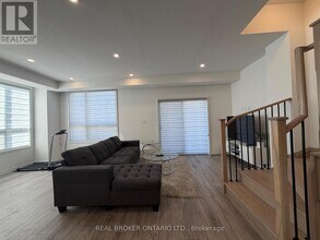 26 Lytham Grn Cir in Newmarket, ON - Building Photo - Building Photo