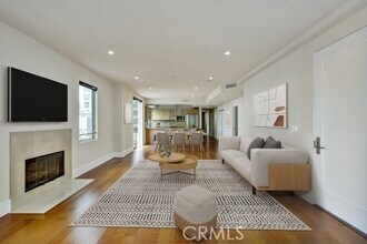 1014 Larrabee St, Unit 202 in West Hollywood, CA - Building Photo - Building Photo