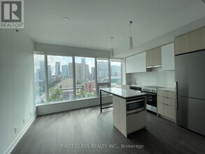 203 College St in Toronto, ON - Building Photo - Building Photo