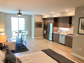 Vici Luxury Apartments in San Diego, CA - Foto de edificio - Building Photo