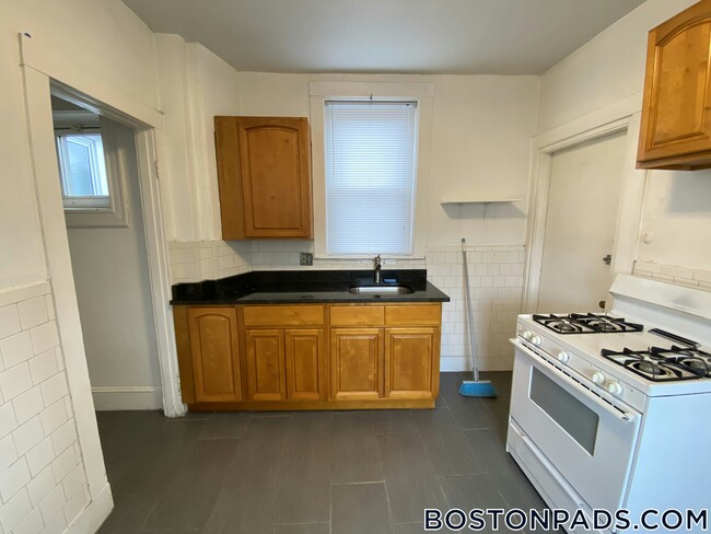 1377A Commonwealth Ave, Unit 3 in Boston, MA - Foto de edificio - Building Photo