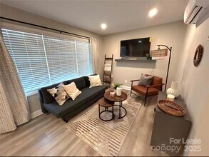 2000 Patio Ct, Unit 124 in Charlotte, NC - Foto de edificio - Building Photo