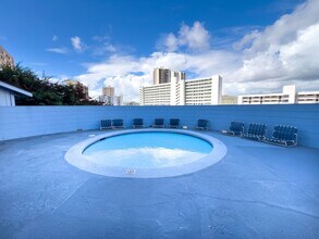 3045 Ala Napuaa Pl in Honolulu, HI - Foto de edificio - Building Photo