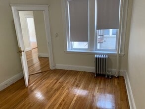 1109 Boylston St, Unit 4 in Boston, MA - Foto de edificio - Building Photo