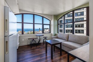 Quintessa Apartments in Seattle, WA - Building Photo