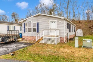 16114 McGregor Dr in Hagerstown, MD - Building Photo