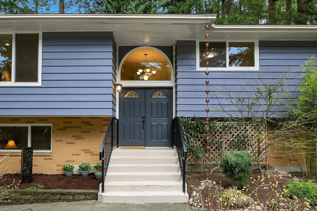 12030 NE 144th St in Kirkland, WA - Building Photo