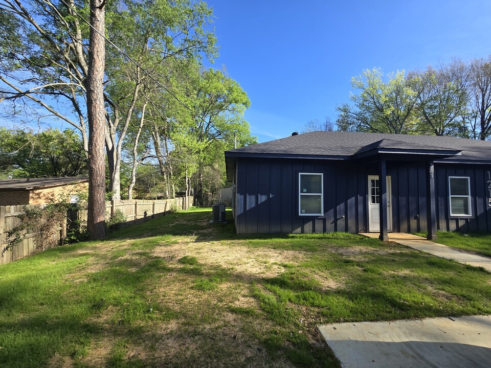 1215 Fairway Dr, Unit 101 in Longview, TX - Building Photo