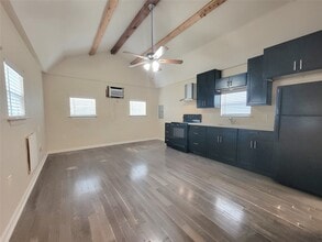 12150 Old County Rd in Willis, TX - Building Photo - Building Photo