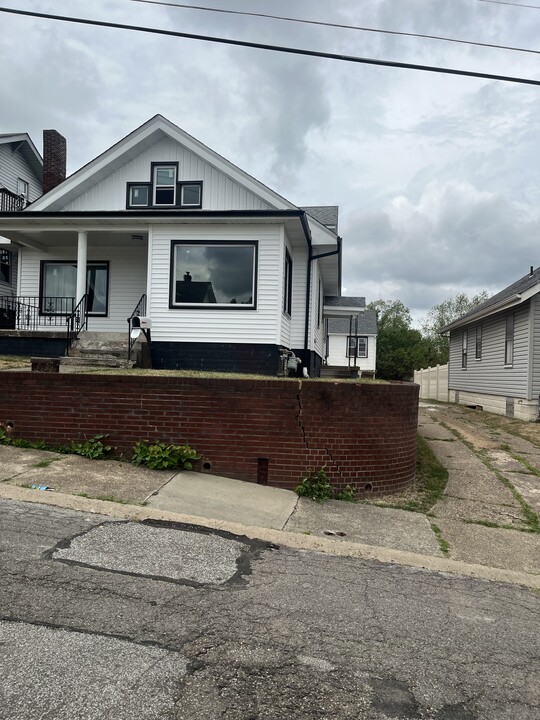 133 N Forest Ave in Steubenville, OH - Foto de edificio