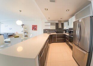 5601 Collins Ave, Unit 1206 in Miami Beach, FL - Building Photo - Building Photo