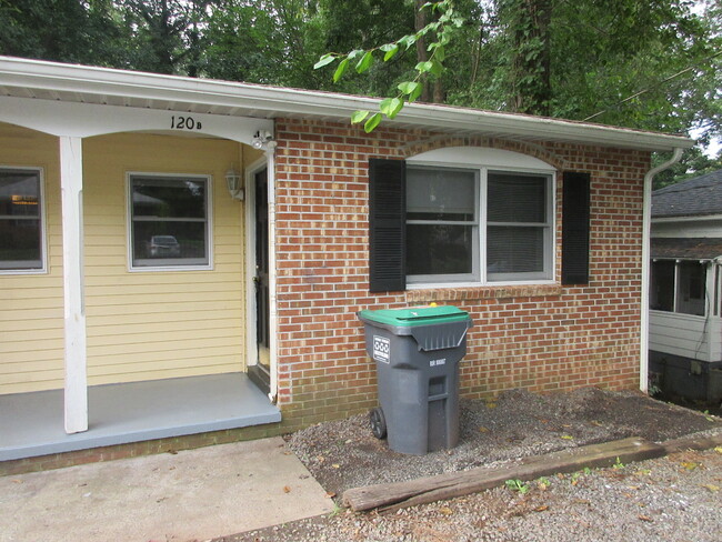 120 Raymond Ave in Charlottesville, VA - Foto de edificio - Building Photo