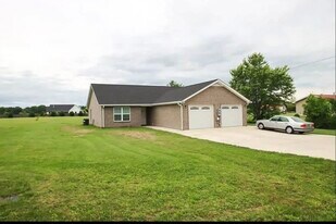 3811 McBroom Chapel Rd, Unit B in Cookeville, TN - Building Photo