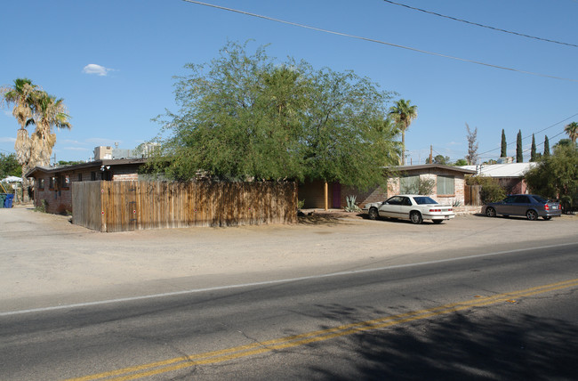 1526 N Dodge Blvd in Tucson, AZ - Building Photo - Building Photo