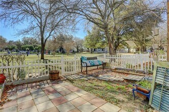 1810 River Crossing Cir in Austin, TX - Foto de edificio - Building Photo
