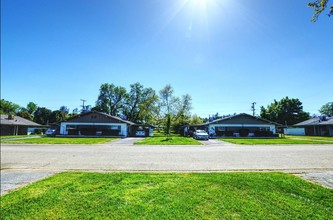 Village Green Apartments in Anderson, CA - Building Photo - Building Photo