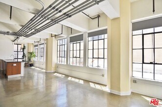 746 S Los Angeles St in Los Angeles, CA - Building Photo - Building Photo