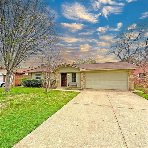 2126 Pebblebrook Trail in Irving, TX - Foto de edificio