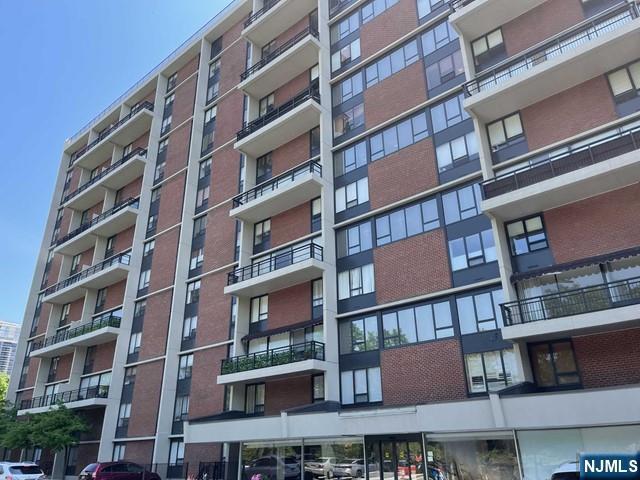 4 Horizon Rd in Fort Lee, NJ - Building Photo