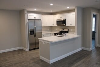 192 Central St in Avon, MA - Foto de edificio - Building Photo