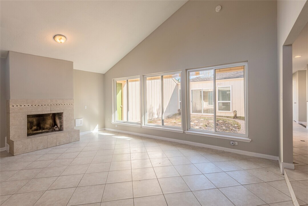 4418 Lost Spring Dr in Houston, TX - Foto de edificio