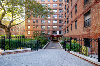 The Carol House in Rego Park, NY - Foto de edificio - Building Photo