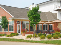 Highlands at Wildwood Lake Apartments 55+ in Menomonee Falls, WI - Foto de edificio - Building Photo