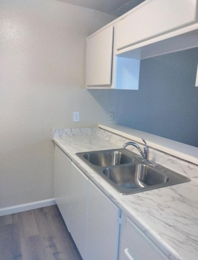 Arrow Apartments in Fontana, CA - Building Photo - Building Photo