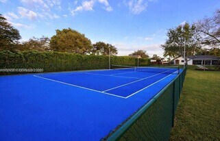 11300 NW 5th St in Plantation, FL - Building Photo