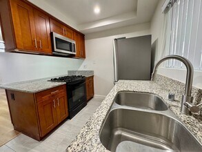 1010 4th St in Santa Monica, CA - Building Photo - Building Photo