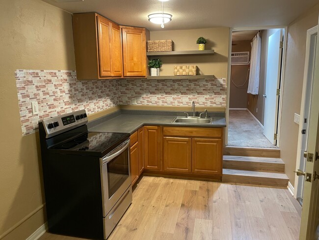 1460 N Rose St, Unit Guesthouse in Burbank, CA - Foto de edificio - Building Photo